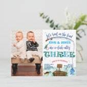 双子の男の子の小さな漁師3番目の誕生日の写真 招待状 (スタンド正面)