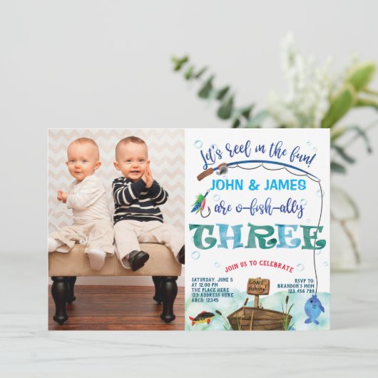 双子の男の子の小さな漁師3番目の誕生日の写真 招待状 (スタンド正面)