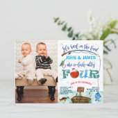 双子の男の子の小さな漁師4th誕生日の写真 招待状 (スタンド正面)