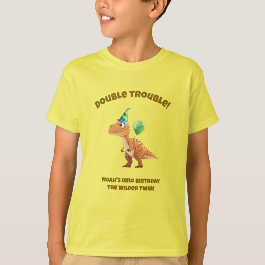 双子の男の子恐竜の誕生日Tシャツ ワイルドな双子 Tシャツ (正面)