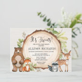 双子の素朴なウッドランド男女兼用の赤ちゃんシャワー 招待状 (スタンド正面)