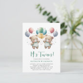 双子の緑の風船テディが赤ちゃんシャワーを付ける インビテーションポストカード (スタンド正面)