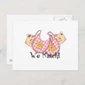 . .双子の覗き見を2人の女の子とよだれかけでマッチ ポストカード (正面/裏面)