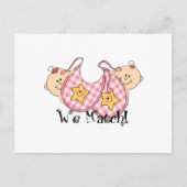 . .双子の覗き見を2人の女の子とよだれかけでマッチ ポストカード (正面)