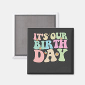 双子の誕生日おめでとう グルービーなレトロデザイン マグネット (正面/裏面)