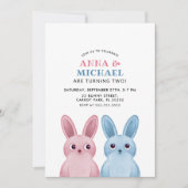 双子の誕生日おめでとう！青とピンクのウサギたちと一緒にお祝いしよう！ 招待状 (正面)