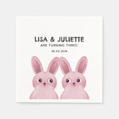 双子の誕生日パーティーと2つのピンクのバニーガール スタンダードカクテルナプキン (正面)