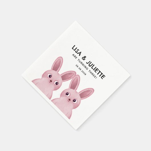 双子の誕生日パーティーと2つのピンクのバニーガール スタンダードカクテルナプキン (角)