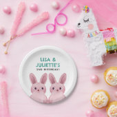 双子の誕生日パーティーと2つのピンクのバニーガール ペーパープレート (パーティー)