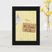 双子の赤ちゃんにコウテイペンギン - 男の子と女の子の双子です - 黄色。おめでとう、新しい生命の誕 カード (黄色い花)