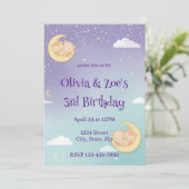 双子の赤ちゃんのためのお祝いの会  眠る動物と月の招待状 招待状 (スタンド正面)