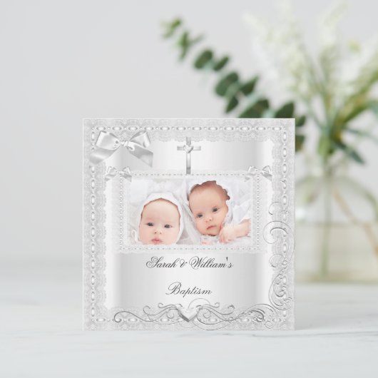 双子の赤ちゃんの洗礼　女の子と男の子　ホワイトレース 招待状 (スタンド正面)