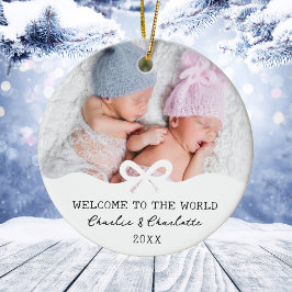 双子の赤ちゃんの誕生を報告するクリスマスのボウツインズフォトギフト セラミックオーナメント