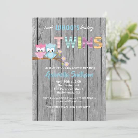 双子の赤ちゃんシャワーカードを持っている人 招待状 (スタンド正面)