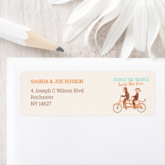 双子の赤ちゃんシャワー可愛いモンキーダブルトラブル ラベル (インサイチュ)