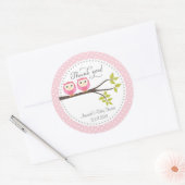 双子の赤ちゃん女の子が赤ちゃんシャワーのステッカーを巻く ラウンドシール (封筒)