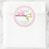 双子の赤ちゃん女の子が赤ちゃんシャワーのステッカーを巻く ラウンドシール (バッグ)