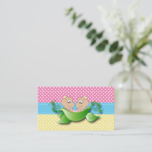 双子の赤ちゃん女の子 – ポッドブックラッフルの2つのエンドウ エンクロージャーカード (スタンド正面)
