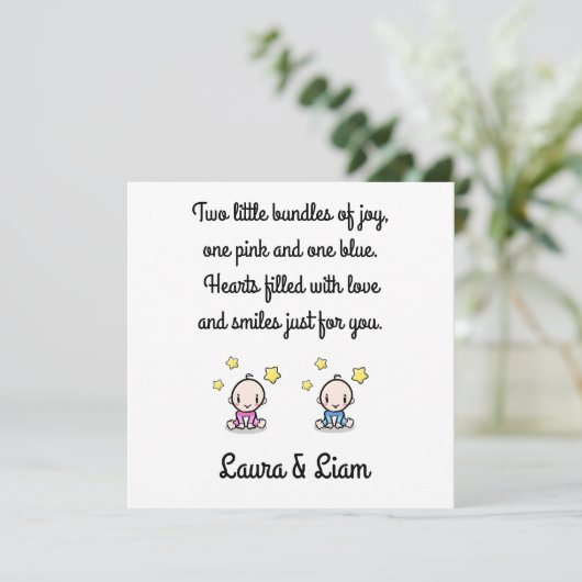 双子の赤ん坊の女の子と名前を祝う男の子 カード (スタンド正面)
