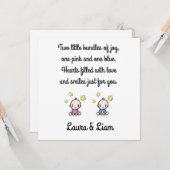 双子の赤ん坊の女の子と名前を祝う男の子 カード (正面/裏面インサイチュ)