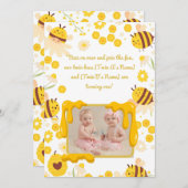 双子の1歳の誕生日パーティの招待状のまわりに 招待状 (正面/裏面)