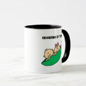 双子のTシャツとプレゼントのおばあちゃん マグカップ (正面右)