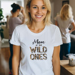 双子1歳の誕生日ママ・オブ・ザ・ワイルドワン Tシャツ<br><div class="desc">お祝姉さんの最初の誕生日のスリルと独占的、サファリとジャングルの動物で飾られた野生の一つのテーマの精神を完璧に捉えた「野生のワンのママ」のTシャツ鮮やか。この印象的なティーは、野生のワンテーマの誕生日の飾り付けと美しく調和するように設計されており、ジャングルのクイーンとして見える部分を確実に。プレミアム素材を使用したTシャツは、心地よいと耐久性の両方を提供し、一日の冒険に最適。複雑なデザインはサファリよくはしゃぐーの生き物の群れを展示し、小さな生き物の思い切った喜びと無限のエネルギーを象徴する。野生のイベントをテーマにしたTシャツは、単なる衣服ではなく、未成熟で楽しい子育ての旅の思い出であり、双子との特別な絆祝で、最初の誕生日を迎える。</div>