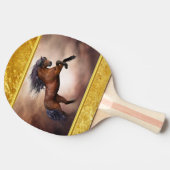 双方の上で育てているFriesianの茶色の馬 卓球ラケット (横)