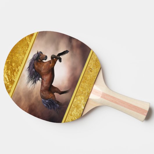 双方の上で育てているFriesianの茶色の馬 卓球ラケット (横)