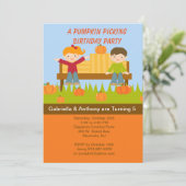 双生児のカボチャ盗品の誕生日のパーティの招待状 招待状 (スタンド正面)