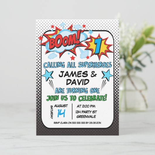 双生児のスーパーヒーローの第1誕生日の招待状 招待状 (スタンド正面)