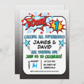 双生児のスーパーヒーローの第1誕生日の招待状 招待状 (正面/裏面)