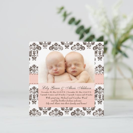 双生児のダマスク織のベビーの発表のピンクおよびブラウン 案内状 (スタンド正面)