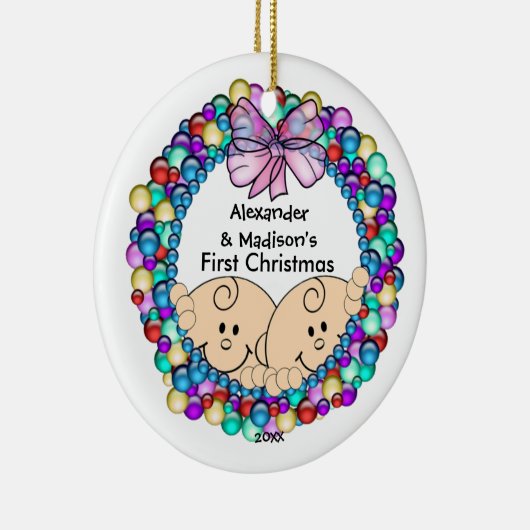 双生児のベビーの初めてのクリスマスのオーナメントをかいま見ること セラミックオーナメント (右)