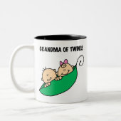 双生児のポッドの祖母のエンドウ豆 ツートーンマグカップ (左)