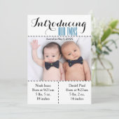 双生児の写真の誕生のAnnouncmentの対の男の子 案内状 (スタンド正面)