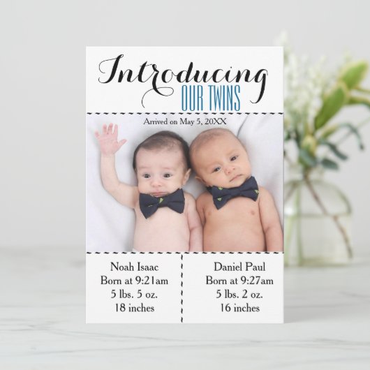 双生児の写真の誕生のAnnouncmentの対の男の子 案内状 (スタンド正面)