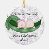 双生児の初めてのクリスマスのオーナメント セラミックオーナメント (裏面)