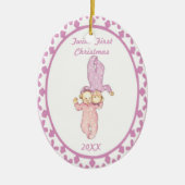 双生児の初めてのクリスマスの女の子の楕円形のオーナメント セラミックオーナメント (正面)