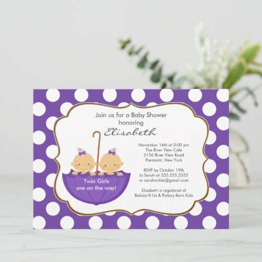双生児の女の子の傘のベビーシャワーの招待状の紫色 招待状 (スタンド正面)