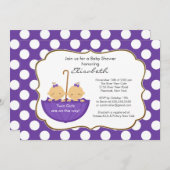 双生児の女の子の傘のベビーシャワーの招待状の紫色 招待状 (正面/裏面)