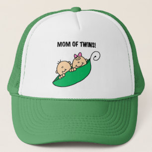 双生児の母がTシャツとギフトを着た キャップ