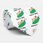 双生児の母がTシャツとギフトを着た ネクタイ (ロール)