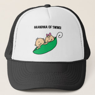 双生児の祖母がTシャツとギフトを着た キャップ