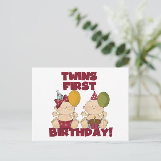 双生児の第1誕生日の男の子か女の子のTシャツおよびギフト ポストカード (スタンド正面)