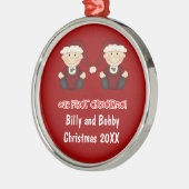 双生児:  カスタマイズ可能な私達の初めてのクリスマス メタルオーナメント (左)