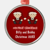 双生児:  カスタマイズ可能な私達の初めてのクリスマス メタルオーナメント (正面)