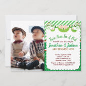 双生双生児の2つのエンドウ誕生日写真 招待状 (正面)