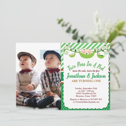 双生双生児の2つのエンドウ誕生日写真 招待状 (スタンド正面)