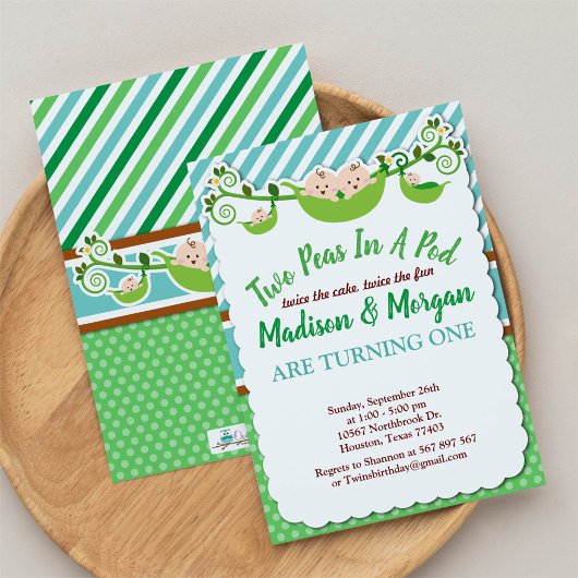 双生双生児の2つのエンドウ誕生日 招待状